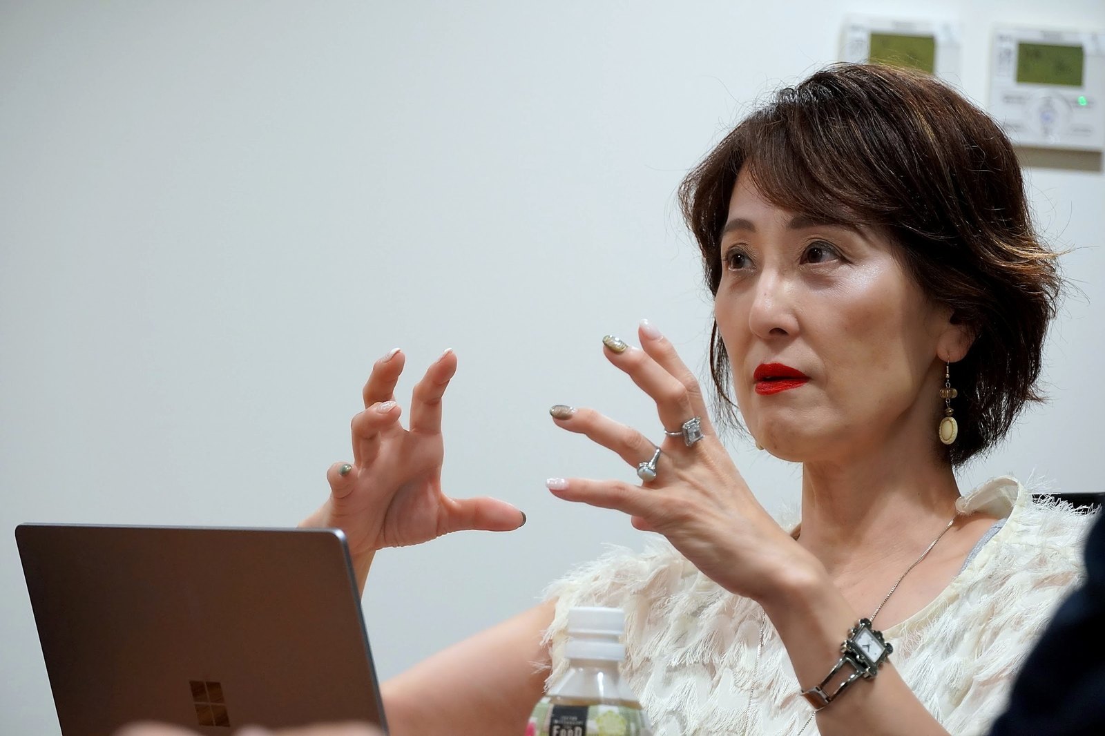「人材育成も議題に入っていますか」と問う、コレドウ顧問・志水静香